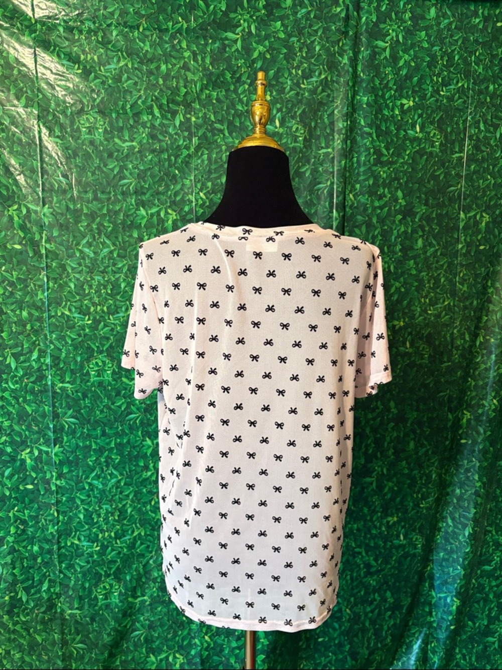 Free Kisses White Short-Sleeve Tee with Black Bow Pattern - Picture 3 of 4